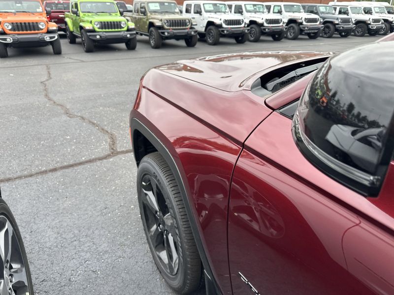 New 2025 Jeep Grand Cherokee L Altitude X 4x4Image 11