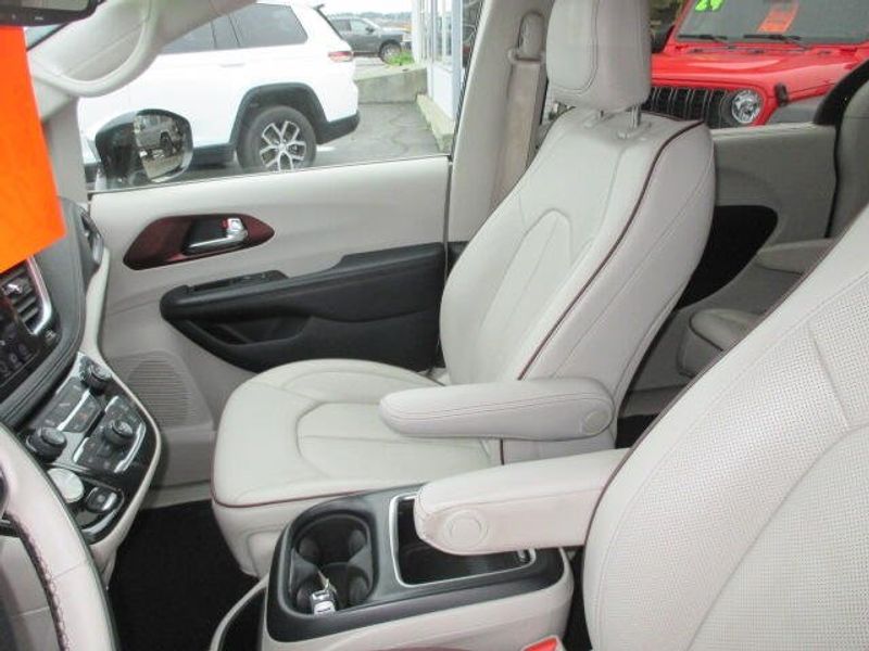 Used 2020 Chrysler Pacifica LimitedImage 22
