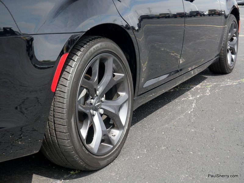 2023 Chrysler 300 Touring SportImage 18