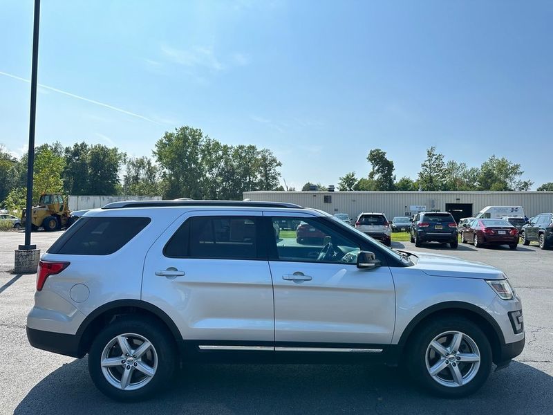 2017 Ford Explorer XLTImage 13