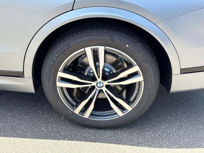 New 2027 BMW X7 xDrive40iImage 14