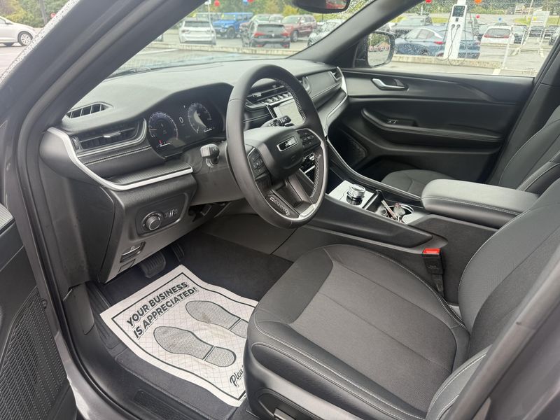 Used 2024 Jeep Grand Cherokee L Laredo