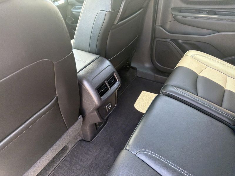 Used 2024 GMC Terrain SLTImage 27
