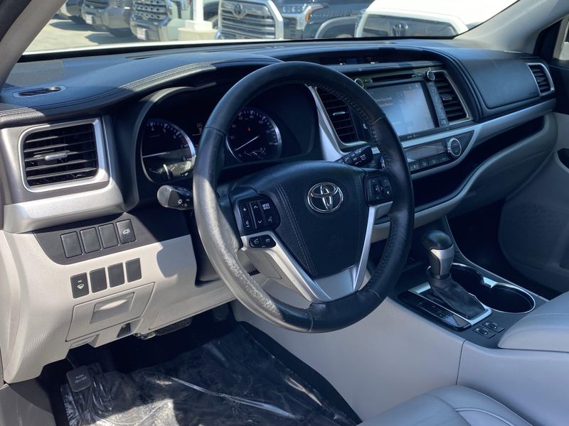Used 2015 Toyota Highlander XLEImage 16