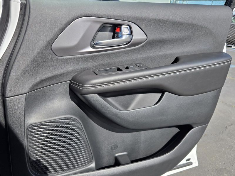 New 2026 Chrysler Pacifica Select