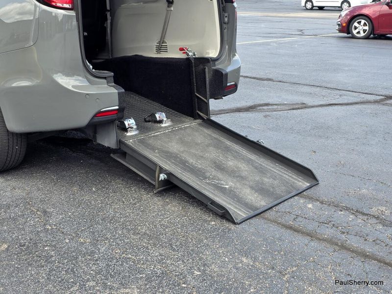 Used 2022 Chrysler Pacifica Touring L