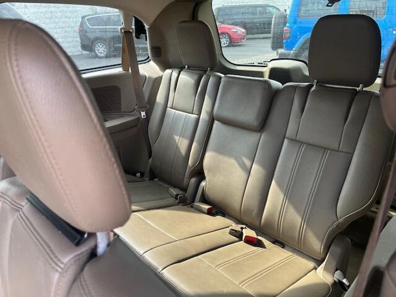 Used 2014 Chrysler Town & Country Image 11