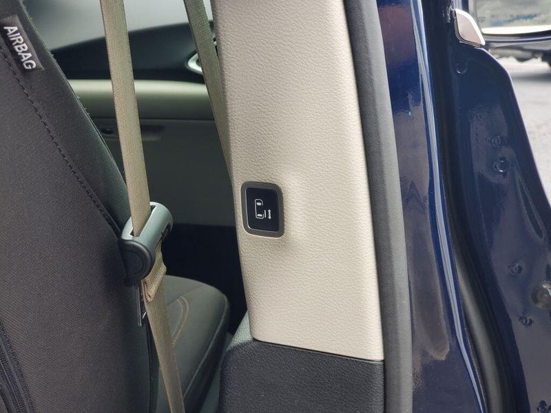 2020 Chrysler Pacifica Touring photo 19