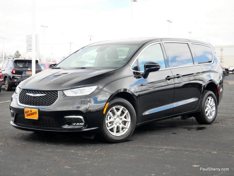 Used 2025 Chrysler Pacifica Select