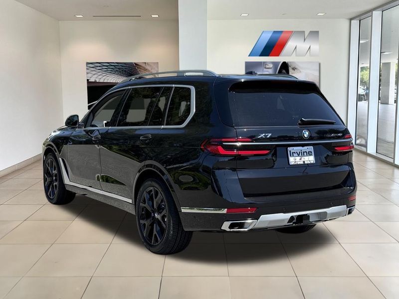 2025 BMW X7 xDrive40iImage 8
