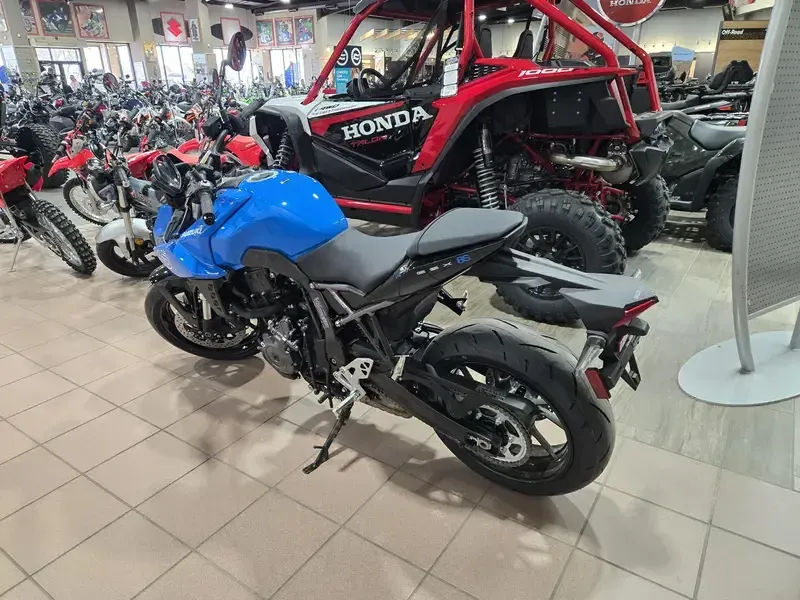 2025 Suzuki GSX8S GLASS SPARKLE BLACK AND PEARL COSMIC BLUE Image 4