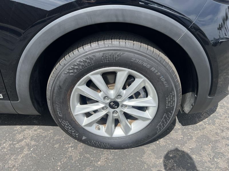 2019 Kia Sorento LXImage 28