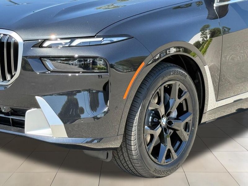 2025 BMW X7 xDrive40iImage 11