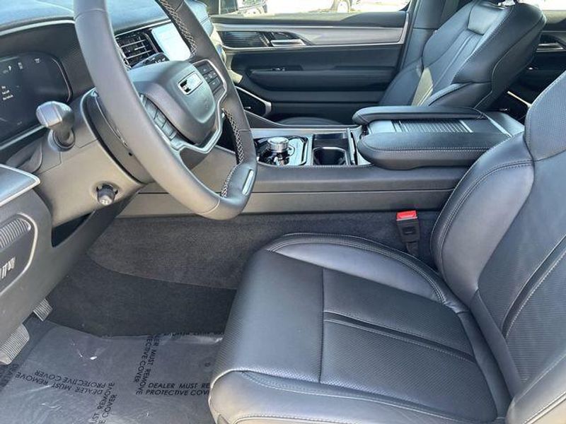 2026 Jeep Grand Wagoneer Limited Altitude 4x4Image 17