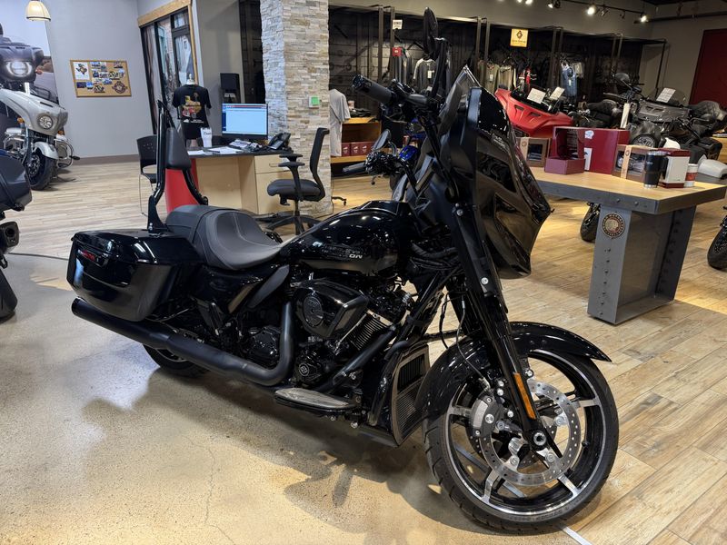 USED 2024 HARLEY STREET GLIDE Image 1