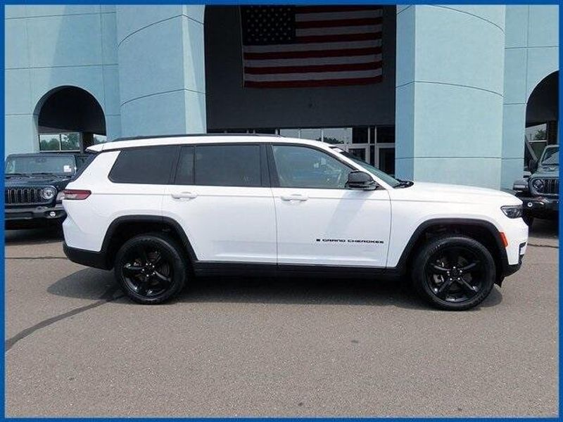 Used 2022 Jeep Grand Cherokee L AltitudeImage 2