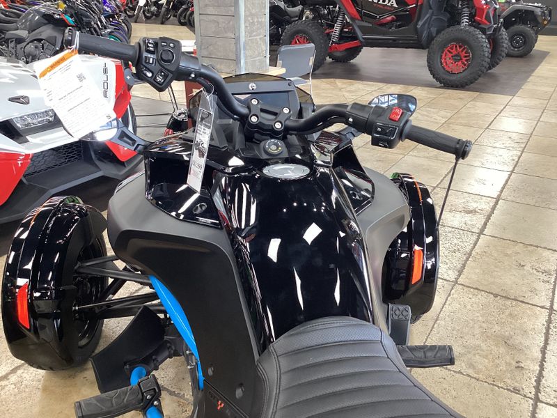2023 Can-Am SPYDER F3S SPECIAL SERIES MONOLITH BLACK SATINImage 16