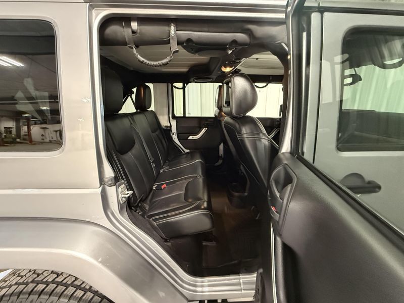 Used 2014 Jeep Wrangler Unlimited SaharaImage 7