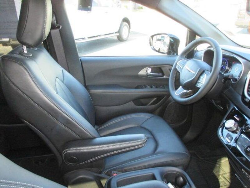 Used 2025 Chrysler Pacifica SelectImage 26