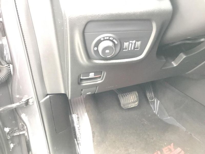 Used 2023 Jeep Grand Cherokee L LimitedImage 4