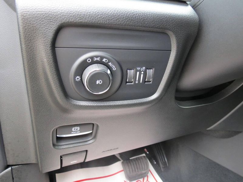 Used 2023 Jeep Grand Cherokee L Limited 4x4 4dr SUVImage 11