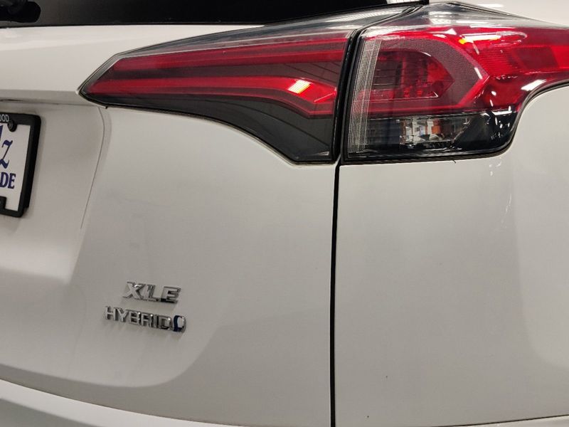2018 Toyota RAV4 Hybrid XLE w/Navigation AWDImage 5