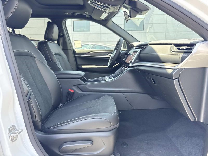 New 2026 Jeep Grand Cherokee Laredo Altitude 4x2
