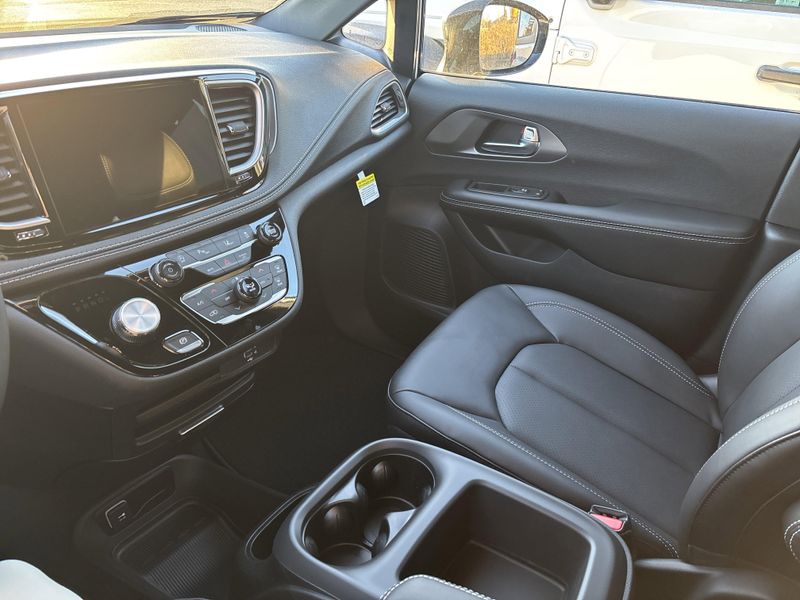 New 2026 Chrysler Pacifica SelectImage 24