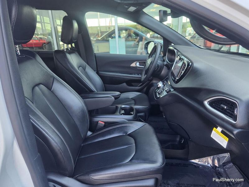 Used 2026 Chrysler Pacifica Select