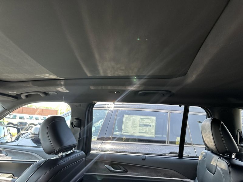 New 2025 Jeep Grand Cherokee L Limited 4x4Image 19