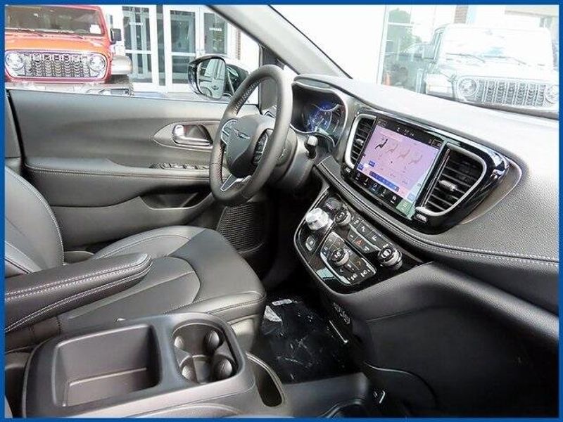 New 2025 Chrysler Pacifica SelectImage 8