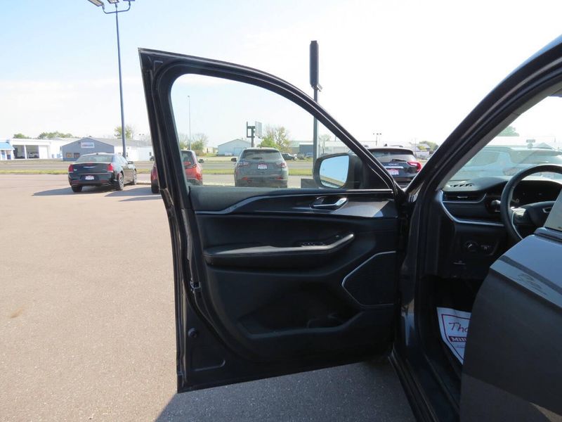 Used 2022 Jeep Grand Cherokee L Laredo 4x4 4dr SUVImage 9