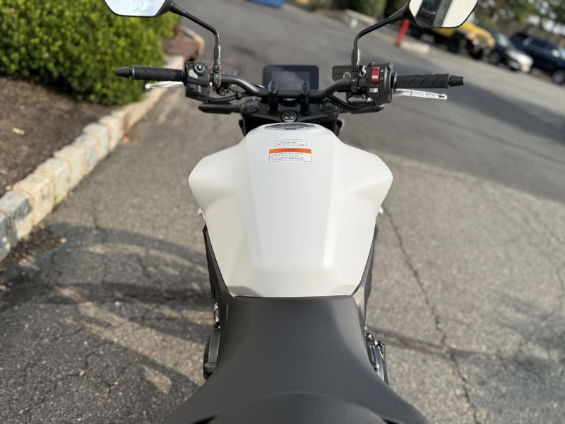 2025 Honda CB750 HornetImage 7