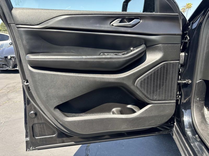 Used 2023 Jeep Grand Cherokee Altitude 4x4