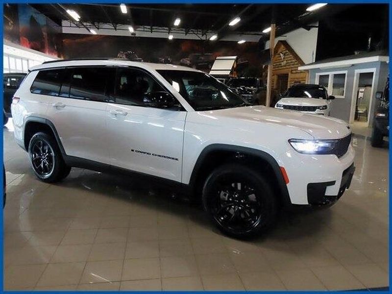 New 2025 Jeep Grand Cherokee Altitude XImage 3