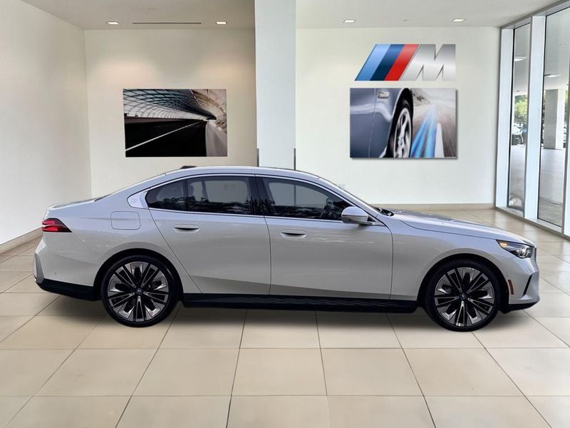 2025 BMW i5 xDrive40Image 9