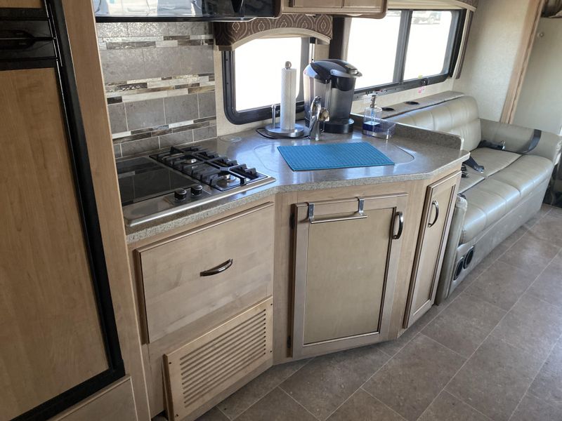Used 2017 THOR CHATEAU 31Y Image 16