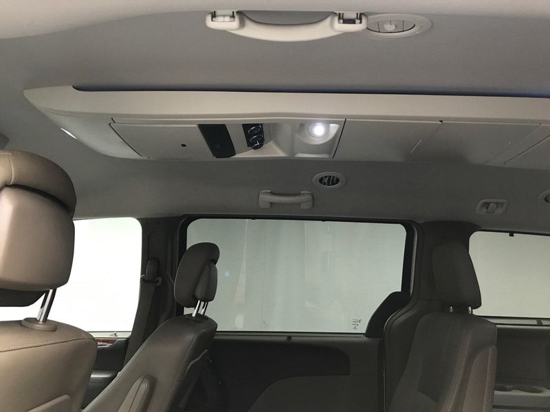 2015 Chrysler Town & Country Touring-LImage 15