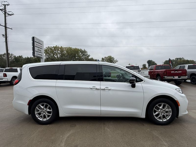 Used 2024 Chrysler Pacifica Touring LImage 34