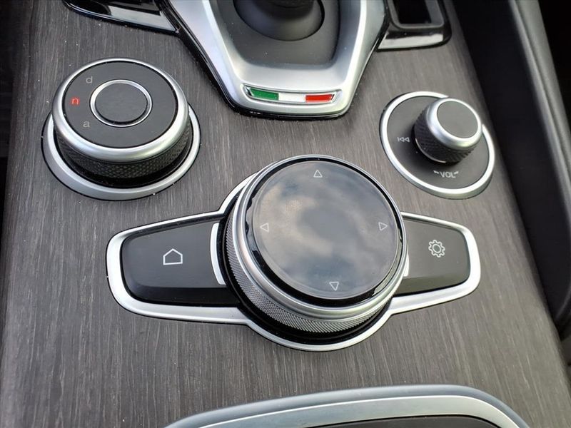Used 2022 Alfa Romeo Giulia TiImage 25