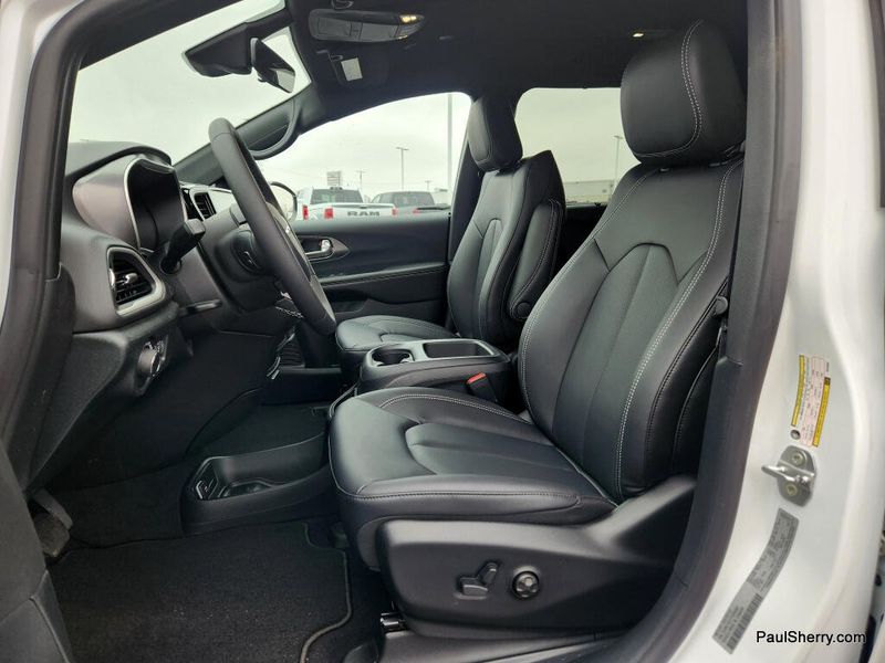 New 2026 Chrysler Voyager Lx