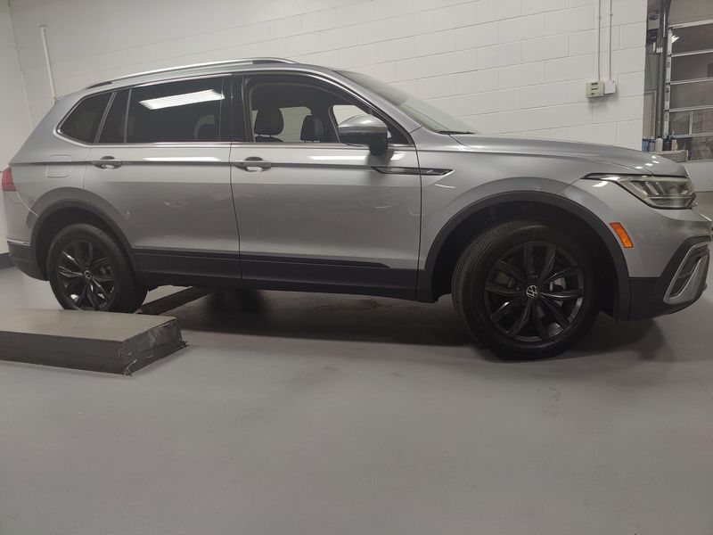 2024 Volkswagen Tiguan SE w/3rd Row SeatImage 3