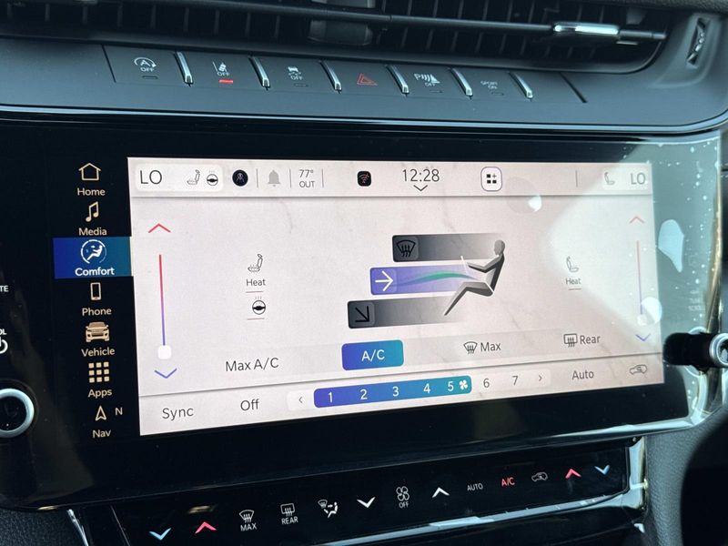 New 2026 Jeep Grand Cherokee Laredo Altitude 4x2