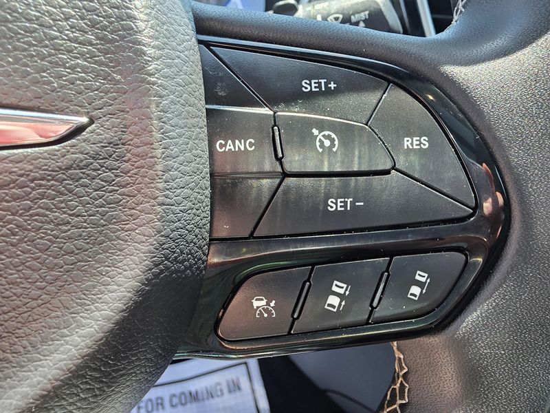 Used 2023 Chrysler Pacifica Touring LImage 25