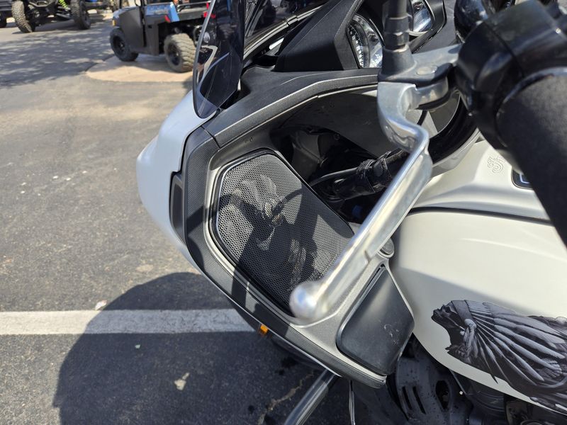 2020 Indian Motorcycle CHALLENGER DARK HORSE WHITE SMOKE Image 21