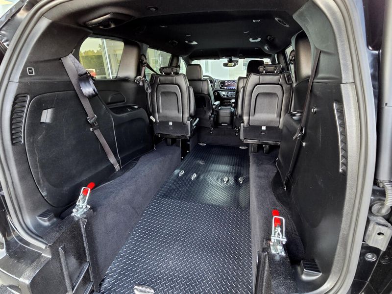 Used 2025 Chrysler Pacifica Select
