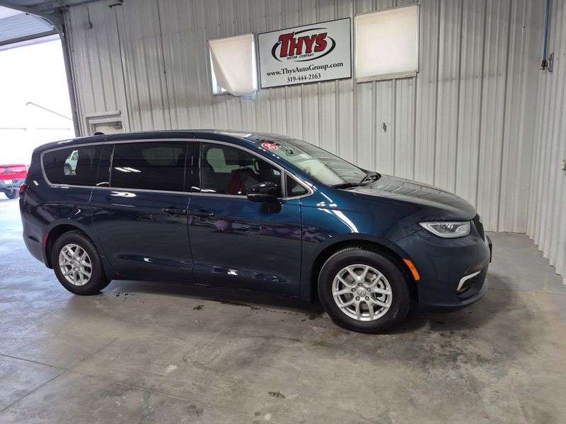 New 2025 Chrysler Pacifica SelectImage 2