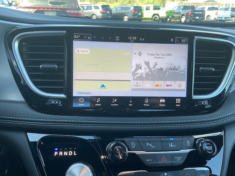 2026 Chrysler Pacifica Limited photo 13