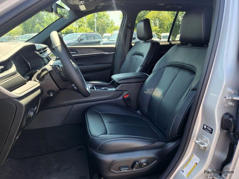 2025 Jeep Grand Cherokee Limited photo 21