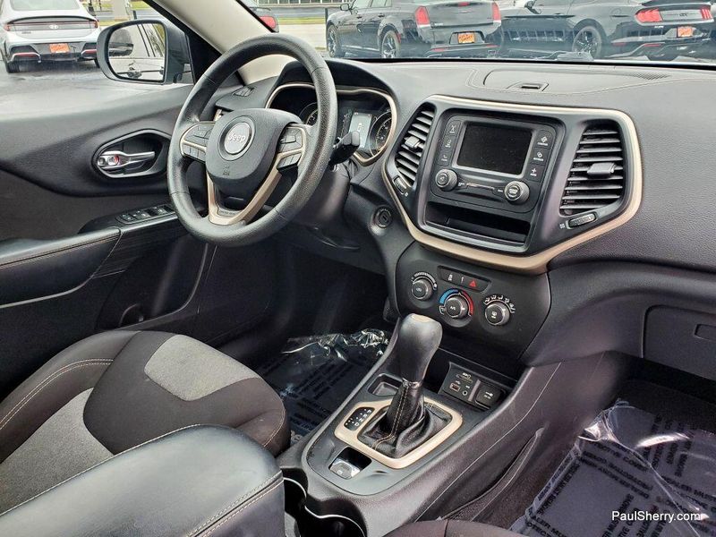 2014 Jeep Cherokee Sport photo 3